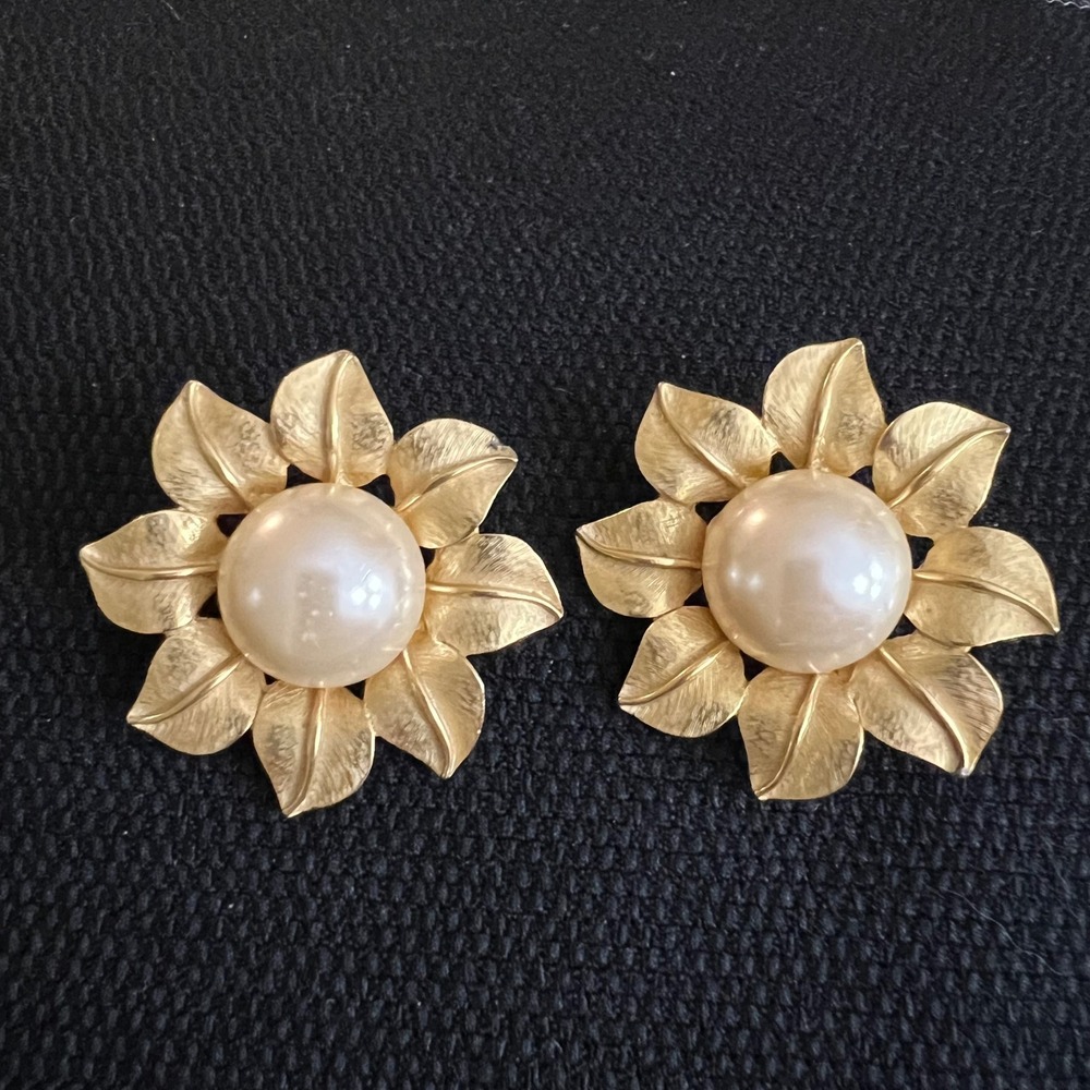 Vintage T.O. Inc Gold Tone Faux Pearl Flower Clip On Earrings 1.5 Inch Size M